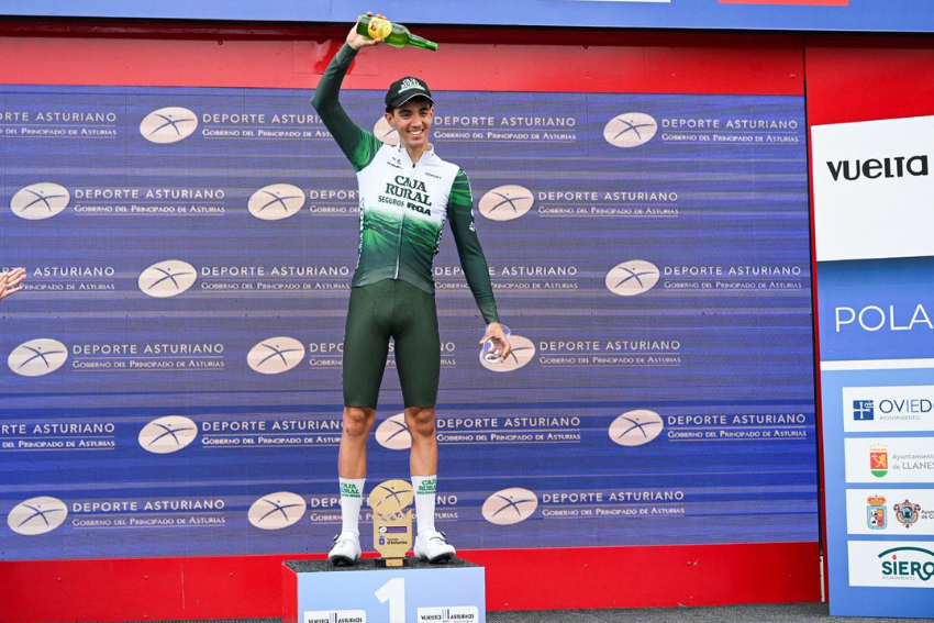 Celebrar con un culín en la Vuelta Ciclista Asturias